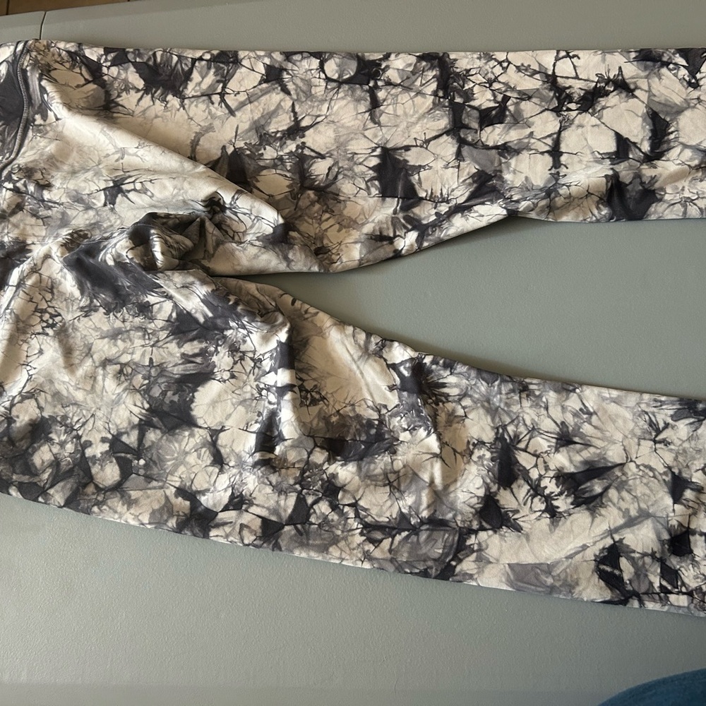 Lululemon Athletica Monochrome Tie-Dye Capris - Picture 8 of 9